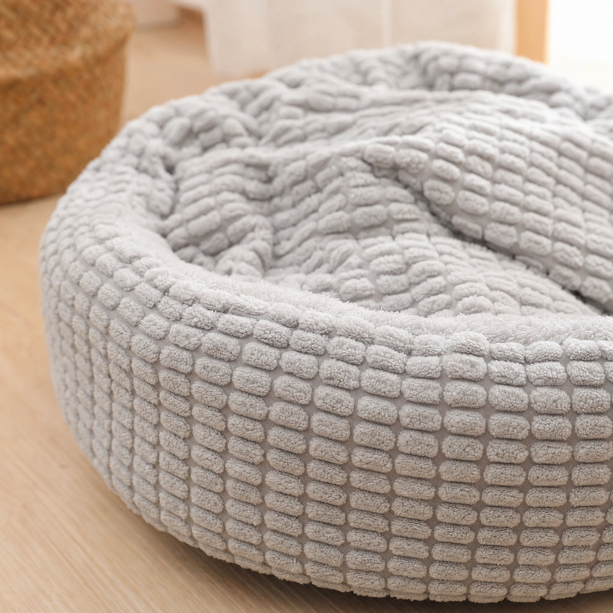 Snug Round Fluffy Dog Bed — detail